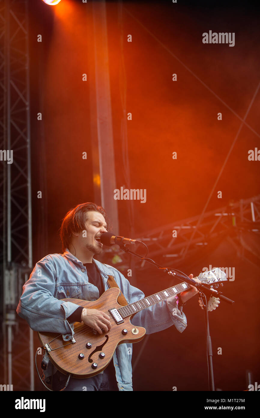 Le duo allemand folktronica Milky Chance effectue un concert live au festival de musique Bergenfest norvégien en 2016. Chanteur et musicien ici Clemens Rehbein est vu sur scène. La Norvège, 18/06 2016. Banque D'Images