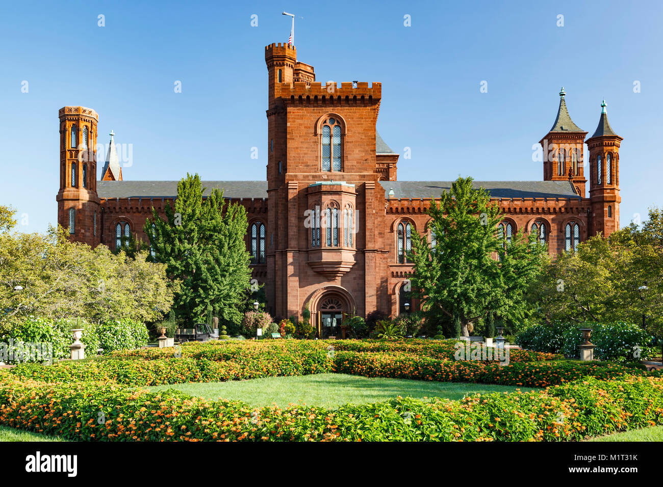 Smithsonian Castle et Enid A. Haupt Garden, Washington, District de Columbia USA Banque D'Images