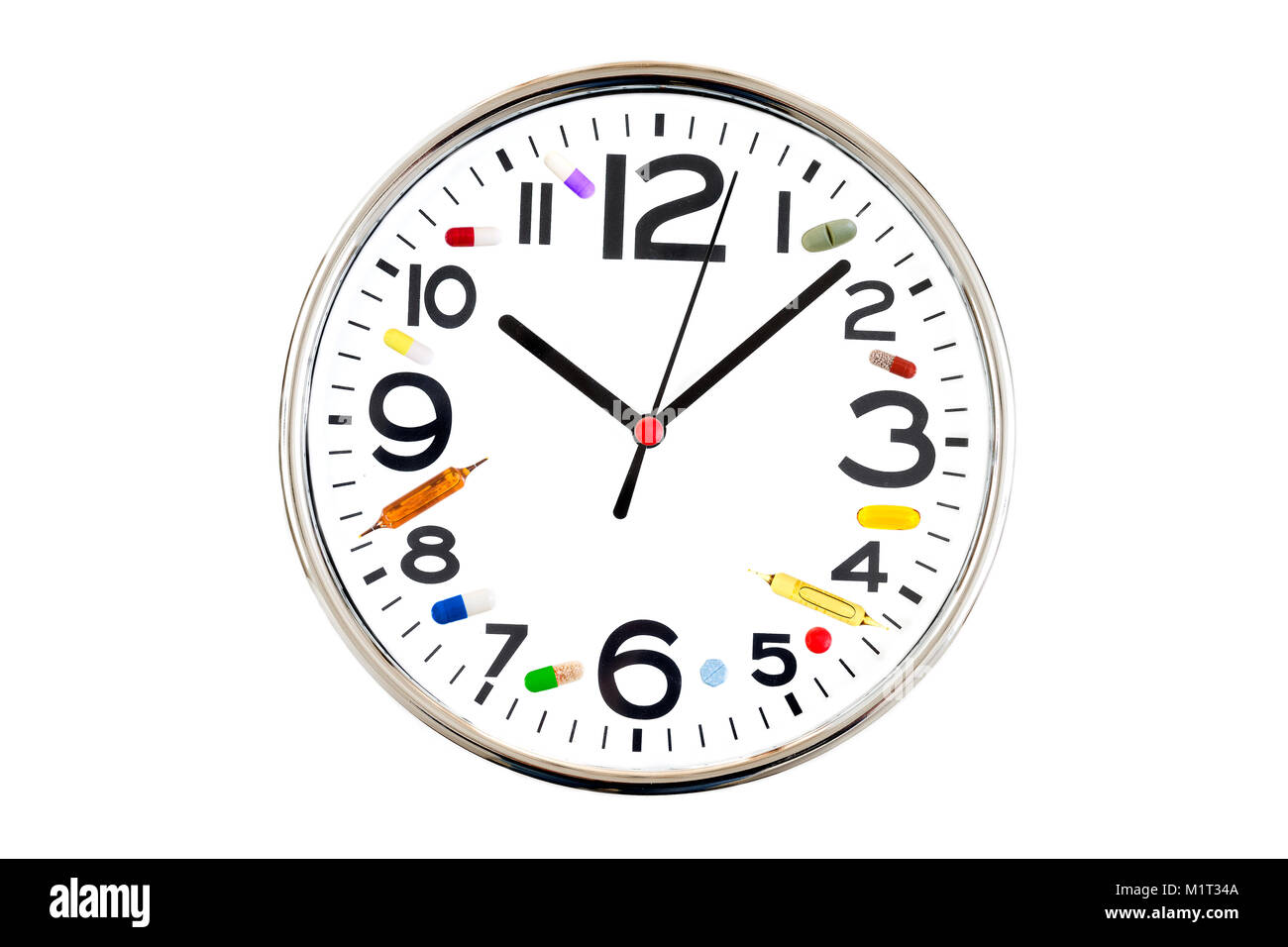 Concept de prendre des médicaments à temps . Horloge analogique avec différents numéros à côté de médecine faite à partir de différents comprimés, capsules, comprimés, ampoules et médicinales sur fond blanc Banque D'Images