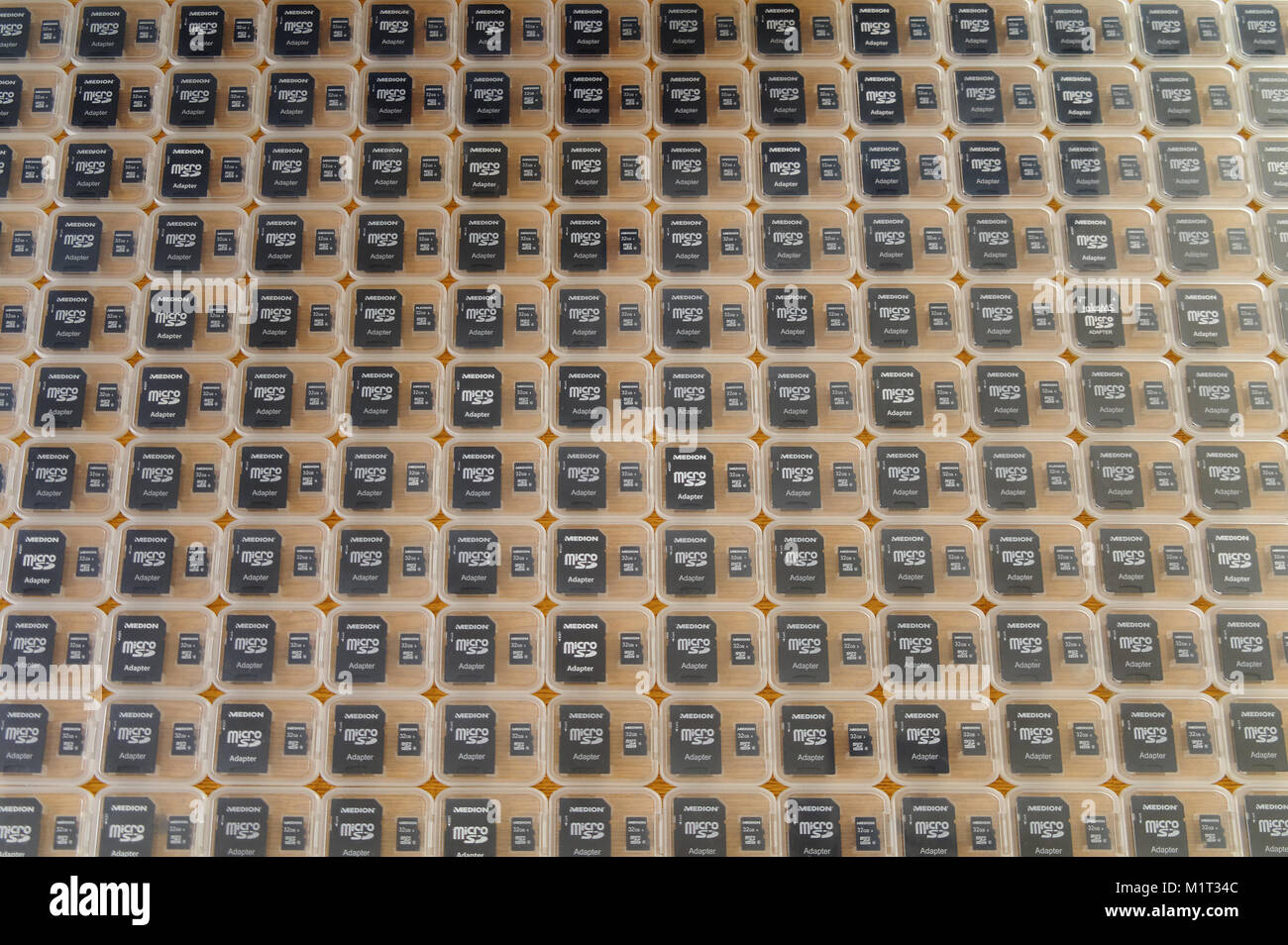 Cartes mémoire microSD et les adaptateurs dans les boîtes en plastique Banque D'Images