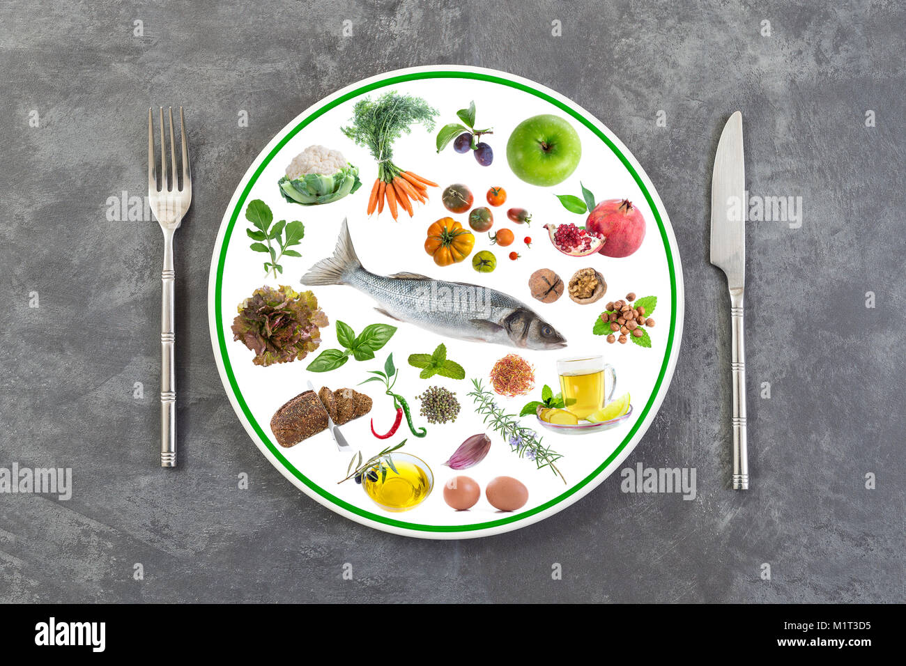 Concept de la bonne nourriture, dans une assiette, de l'alimentation, nutrition, équilibre sur un fond gris ardoise Banque D'Images