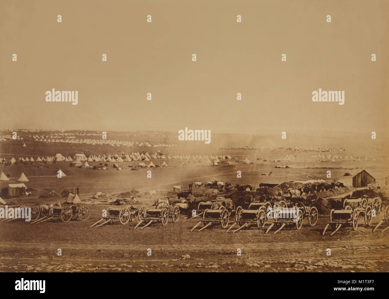 Rangées de caissons avec des tentes militaires britanniques en arrière-plan, guerre de Crimée, Sébastopol, en Crimée, l'Ukraine, par Roger Fenton, 1855 Banque D'Images
