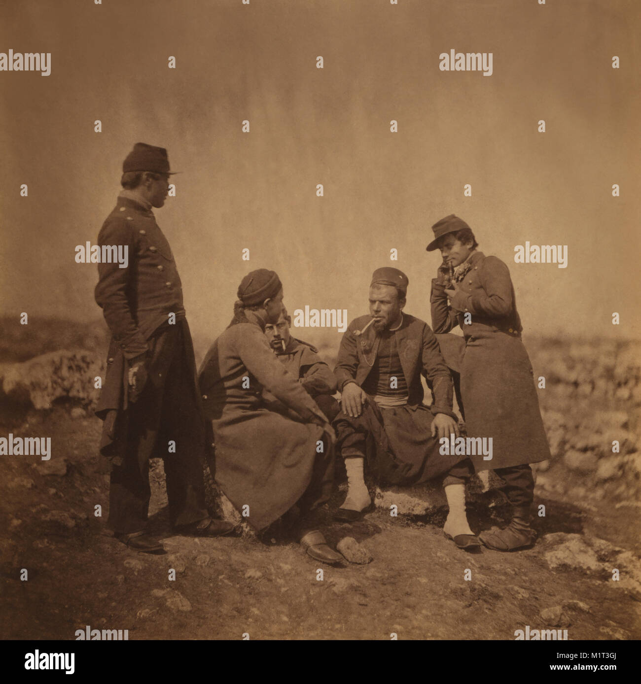 Deux soldats français debout à côté de trois soldats Zouave assis et le tabagisme, guerre de Crimée, Crimea, Ukraine, par Roger Fenton, 1855 Banque D'Images