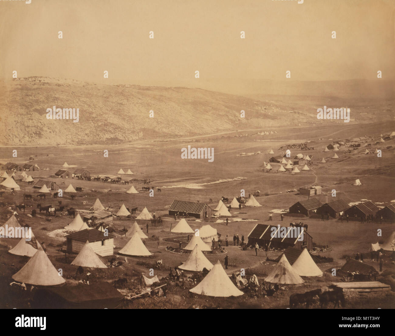 Vue de camp militaire britannique avec des tentes, des bâtiments, des soldats et des chevaux, guerre de Crimée, Crimea, Ukraine, par Roger Fenton, 1855 Banque D'Images