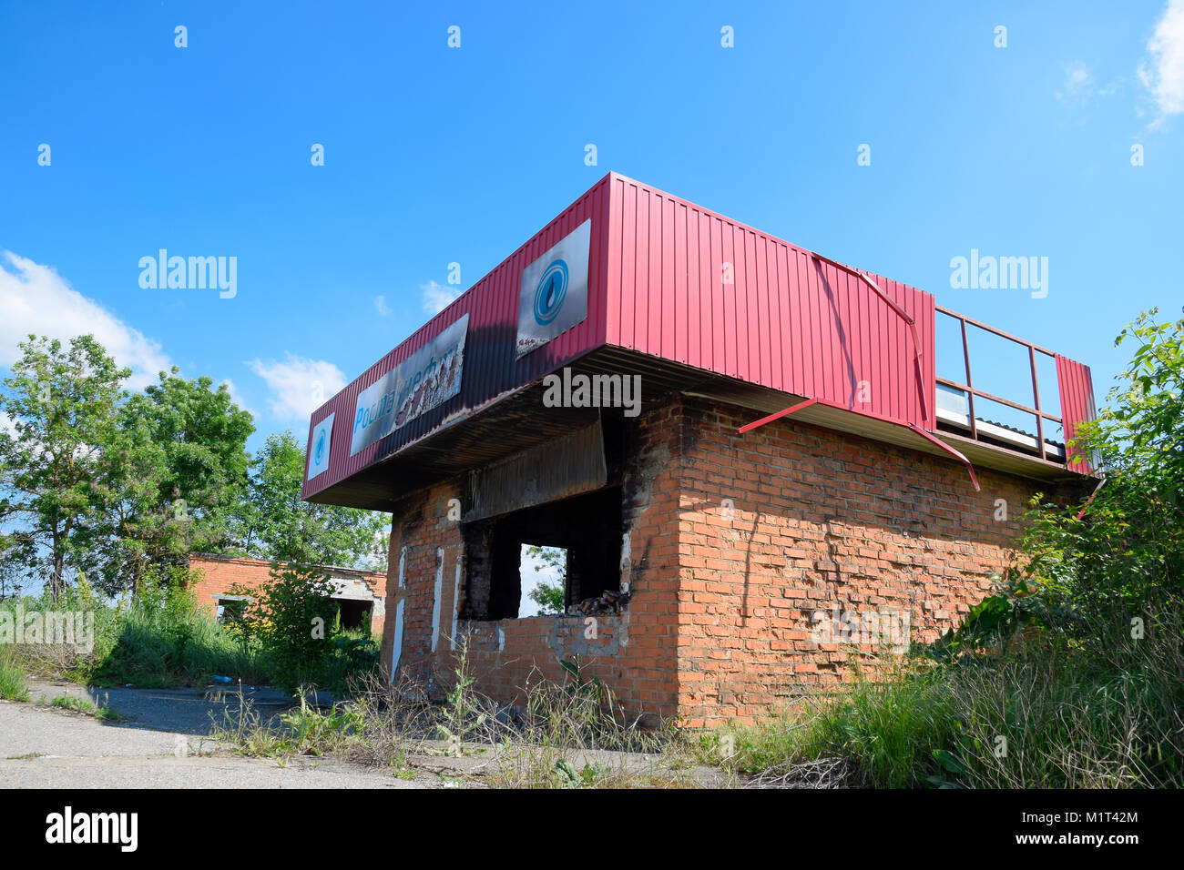 Station de gaz brûlés. Ruines à la place d'une station d'essence brûlée