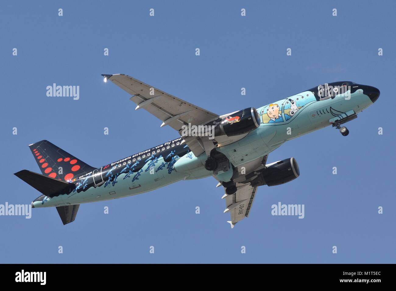 BRUSSELS AIRLINES AIRBUS A320-200 OO-BNS dans 'Tintin' LIVRÉE PUBLICITAIRE  Photo Stock - Alamy