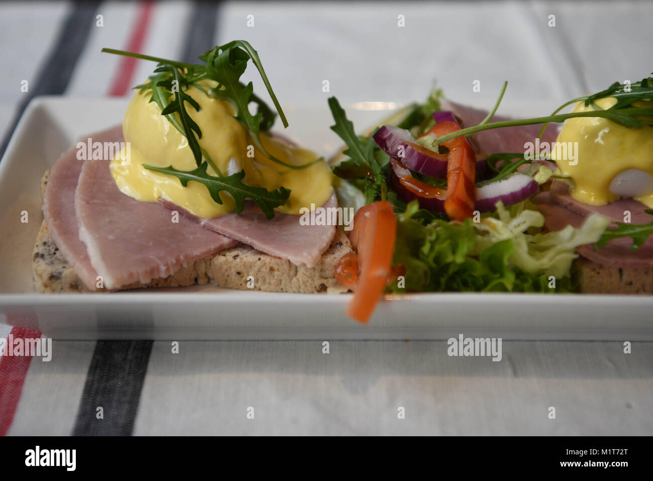 Délicieux cuisiné et servi des oeufs bénédictine ou oeufs Royale avec de beaux oeufs pochés Sauce Hollandaise et jambon prêt à manger Banque D'Images