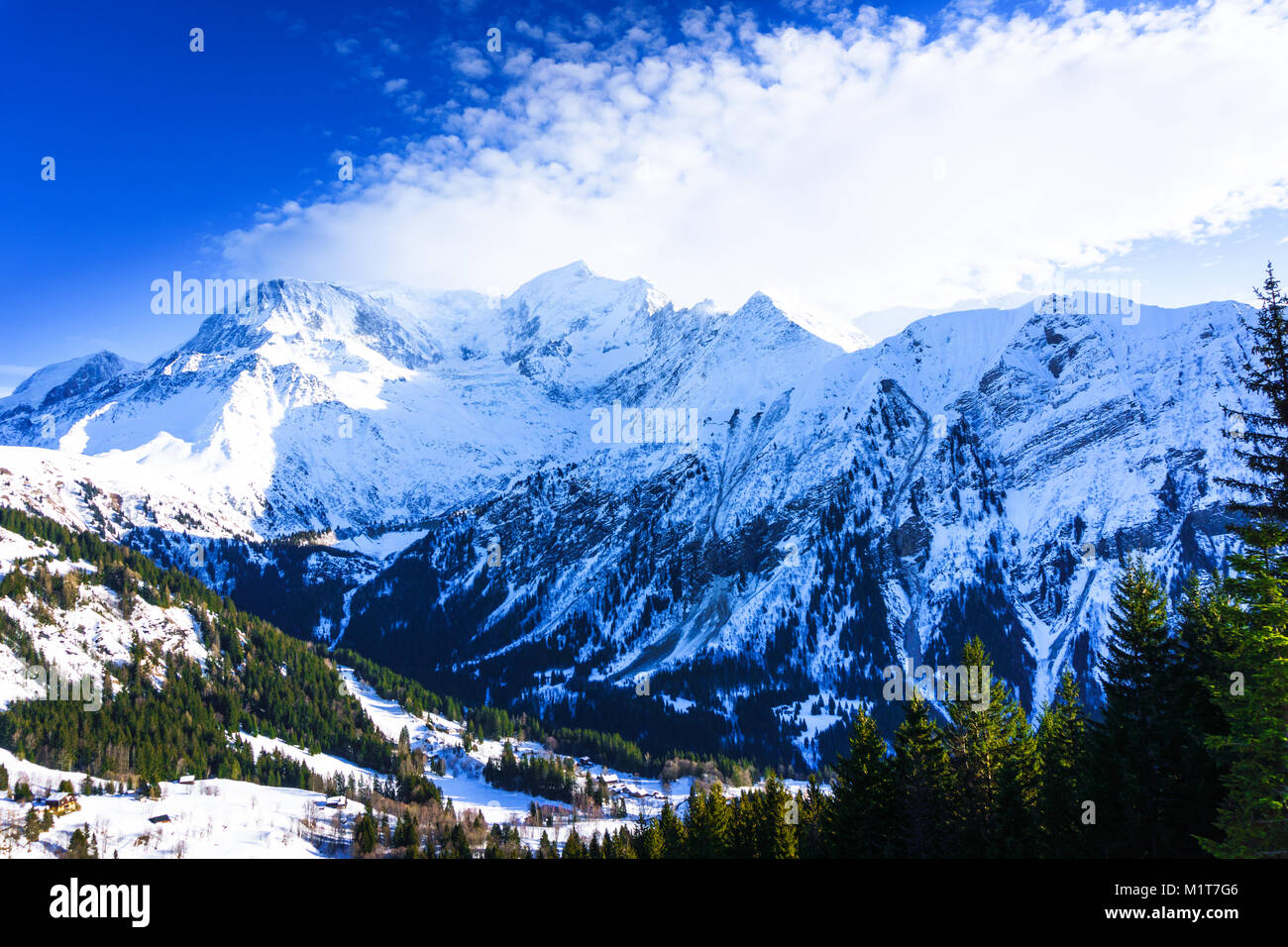 Magnifique paysage de montagne enneigée vue dans Club Saint-Gervais-les-Bains. L'un des près de montagne Alpes Mont Blanc. Célèbre place de sport d'hiver Banque D'Images