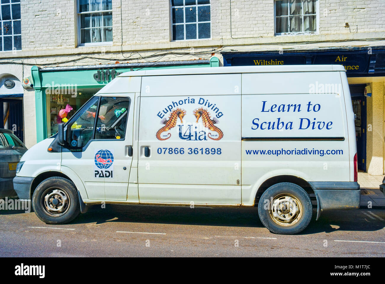 Une camionnette blanche la promotion de la scolarité de plongée par une compagnie appelée euphorie Plongée sous-marine ; vu dans une ville du Wiltshire en Angleterre Banque D'Images