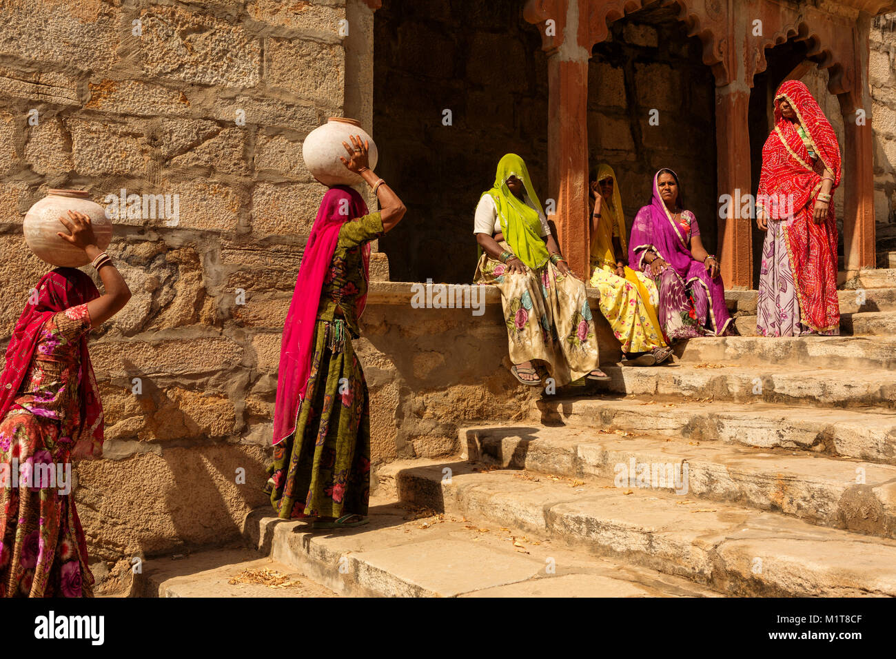 India-November,Jodhpur.1, 2017:vêtements traditionnels des femmes indiennes non identifiés cary cermic pot dans un bien à l'Balara village près de Jodhpur. Banque D'Images