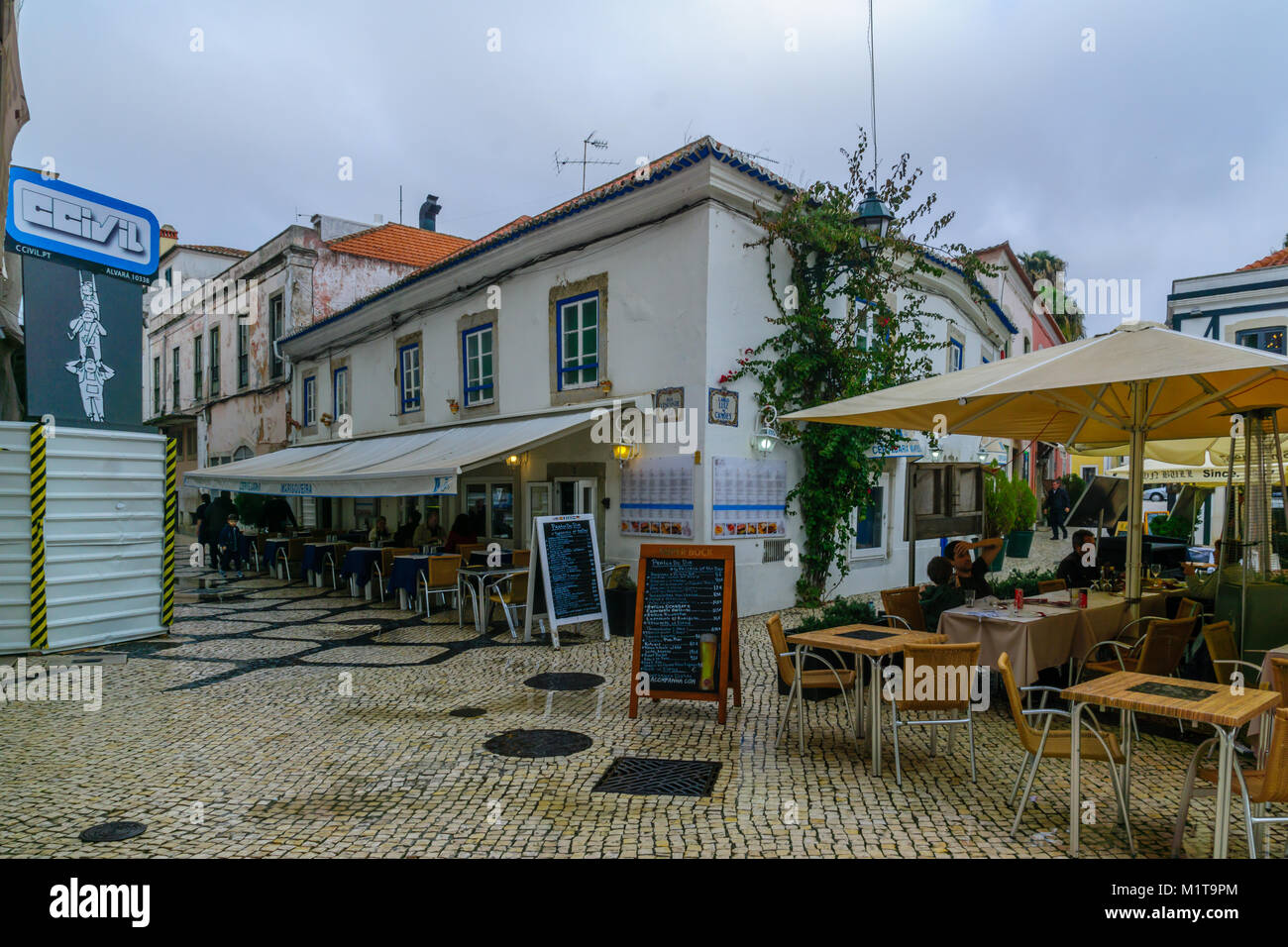 CASCAIS, PORTUGAL - 28 décembre 2017 : Avis d'un square dans le centre-ville, avec les habitants et visiteurs, à Cascais, Portugal Banque D'Images