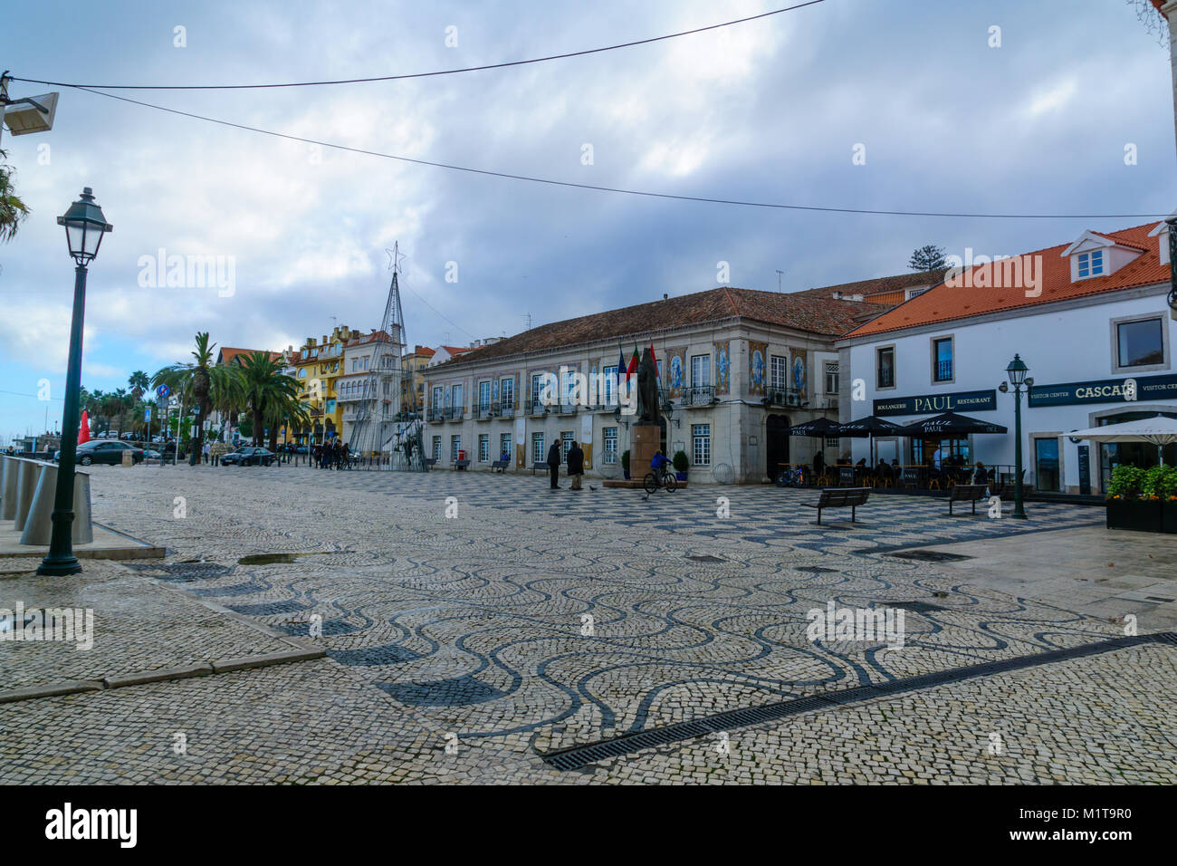 CASCAIS, PORTUGAL - 28 décembre 2017 : Avis d'un square dans le centre-ville, avec les habitants et visiteurs, à Cascais, Portugal Banque D'Images