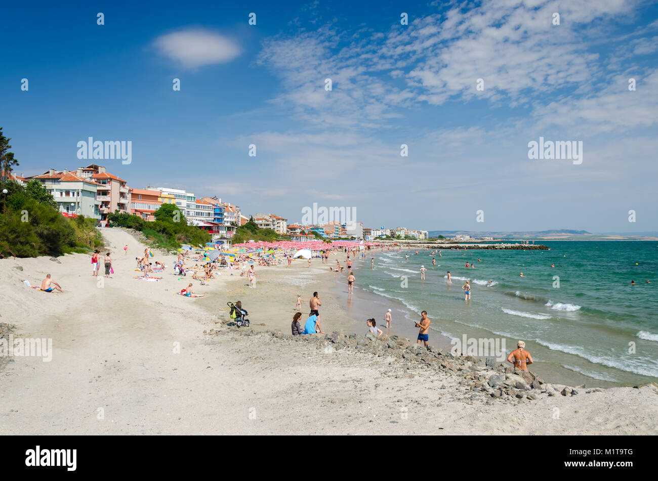 Pomorie, Bulgarie - 28 juin 2015 : Les gens de profiter de la mer à la plage de Pomorie sur la rive de la Mer Noire Banque D'Images