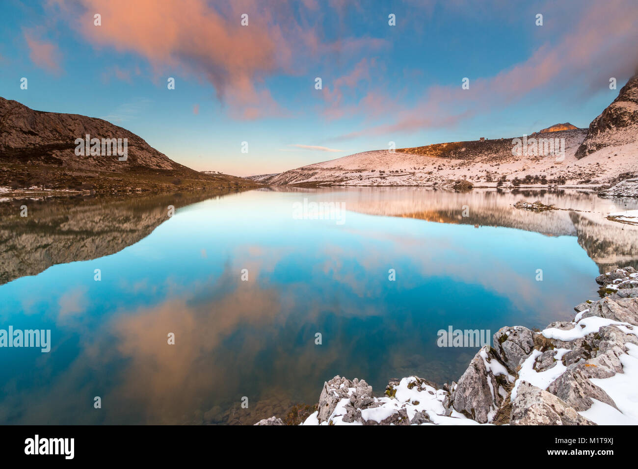 Pleine lune dans les lacs de Covadonga, dans les Asturies, où ses reflets dans l'eau, sa lumière, sa couleur, sur une nuit d'hiver, contraste avec la neige Banque D'Images