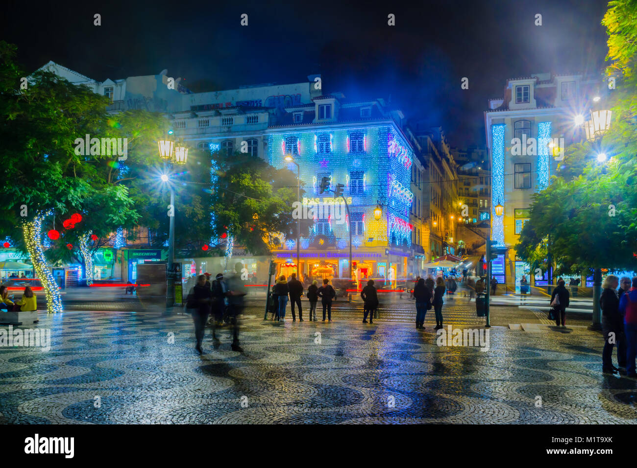 Lisbonne, Portugal - 28 décembre 2017 : soirée scène du Rossio (Pedro IV) square, avec des décorations de Noël, les habitants et visiteurs, à Lisbonne, Portugal Banque D'Images