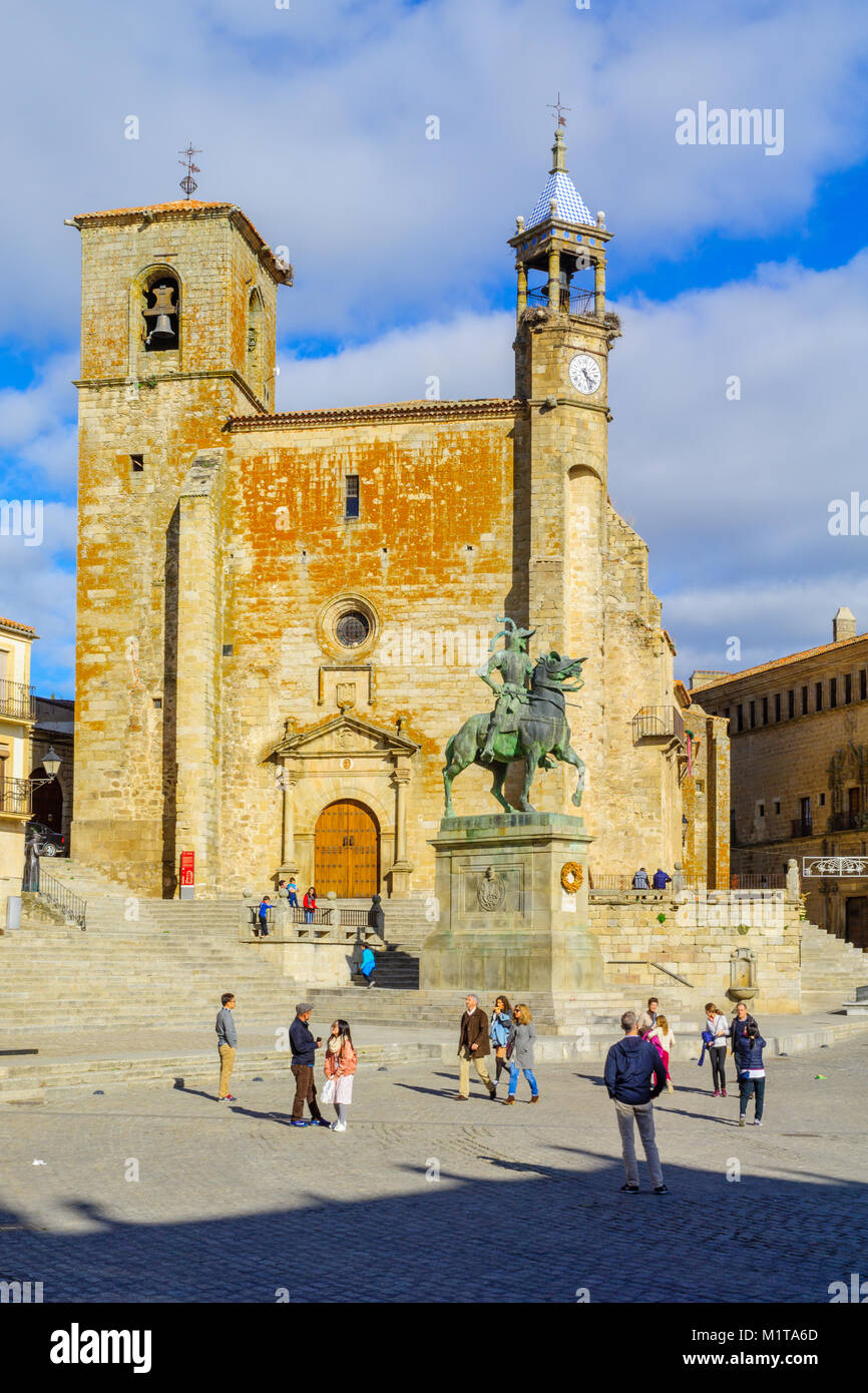 TRUJILLO, ESPAGNE - 30 décembre 2017 : Scène de la Plaza Mayor, avec l'église de San Martin, les habitants et visiteurs, à Trujillo, Estrémadure, Espagne Banque D'Images