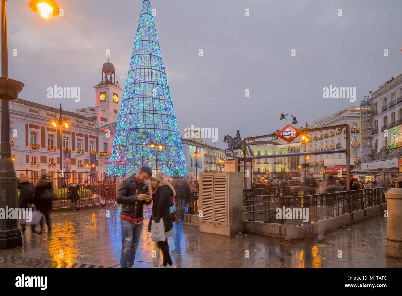 MADRID, ESPAGNE - 31 décembre 2017 : Théâtre de la place Puerta del Sol, avec un arbre de Noël, les habitants et visiteurs, à Madrid, Espagne Banque D'Images