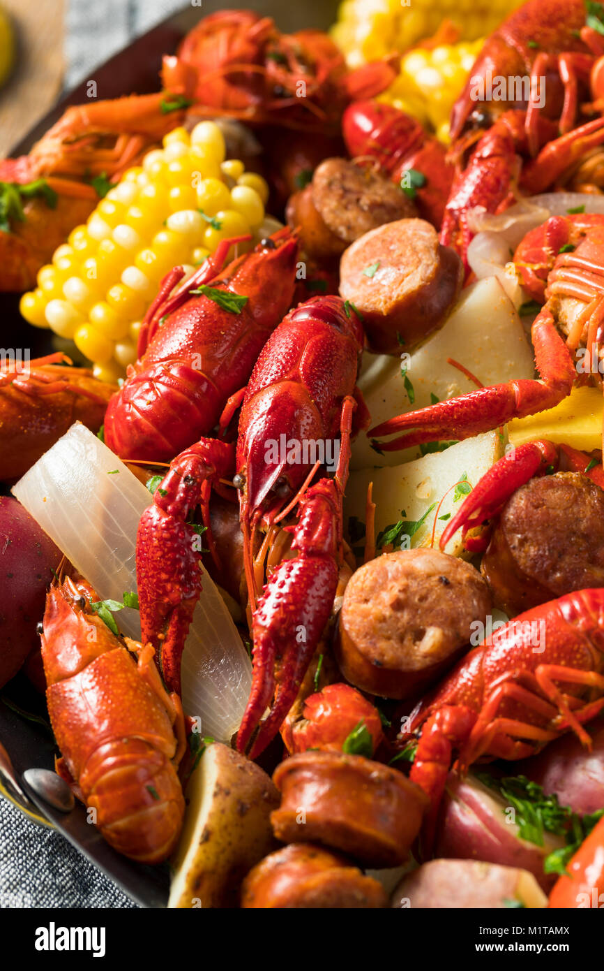 La Langouste du Sud fait maison avec des pommes de terre Faire bouillir les saucisses et le maïs