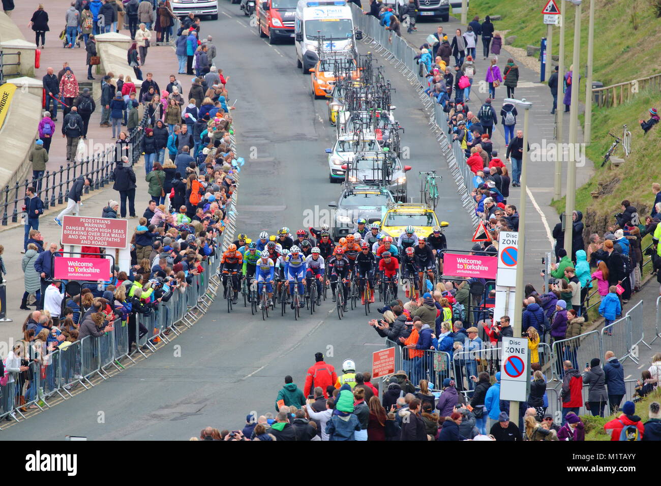 Le Tour de Yorkshire Peleton sprint vers la ligne d'arrivée à Scarborough Banque D'Images