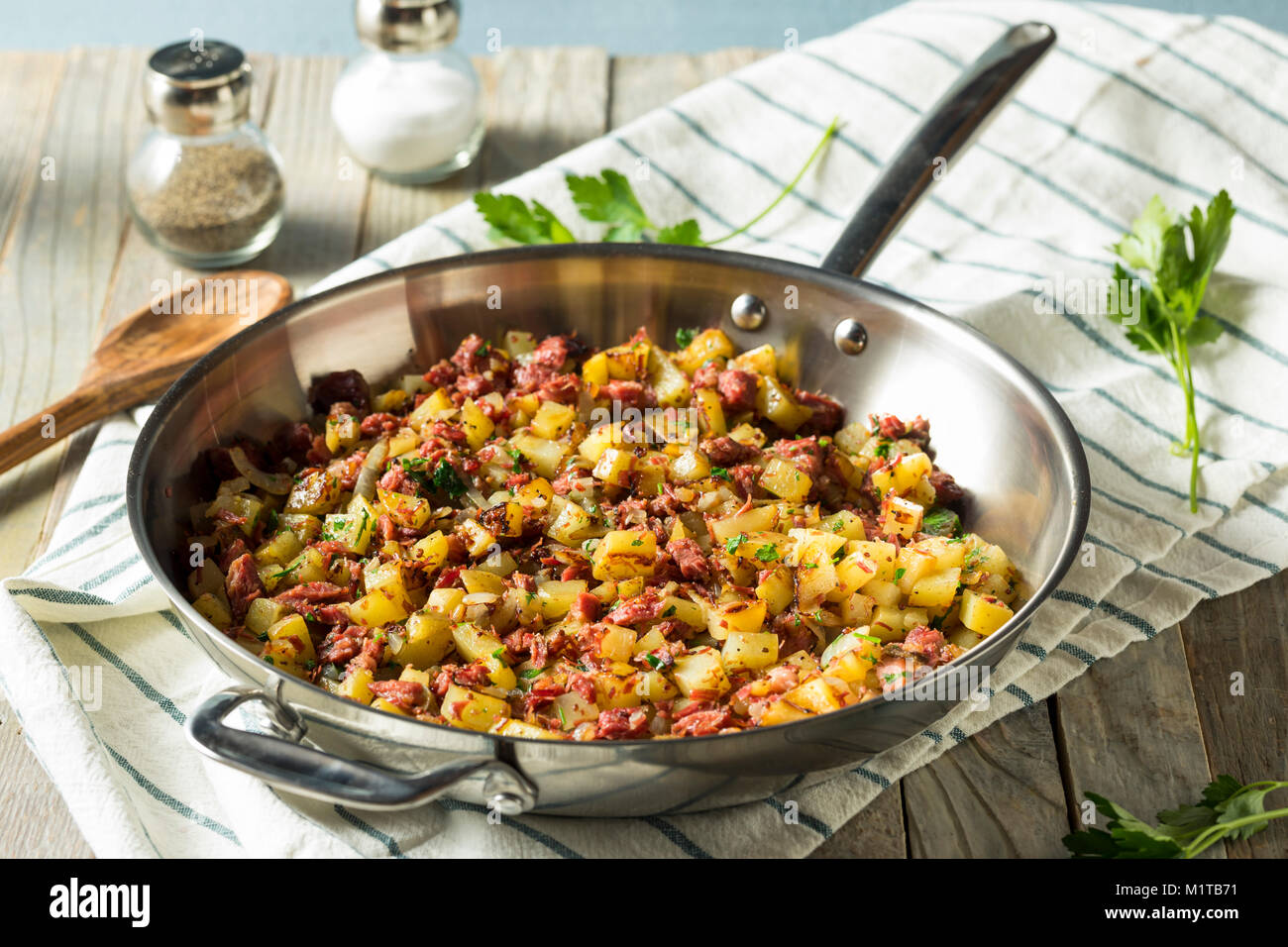 Le corned-beef Hash Maison salé dans une casserole Banque D'Images