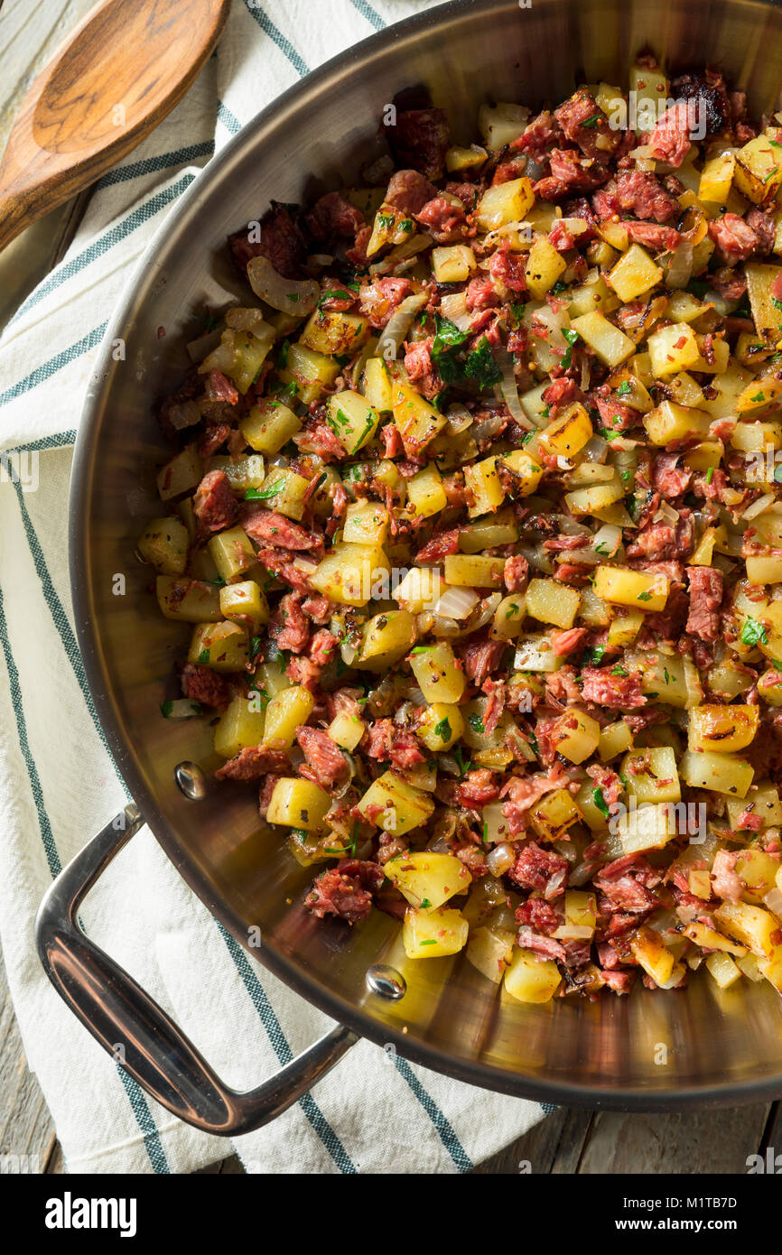 Le corned-beef Hash Maison salé dans une casserole Banque D'Images