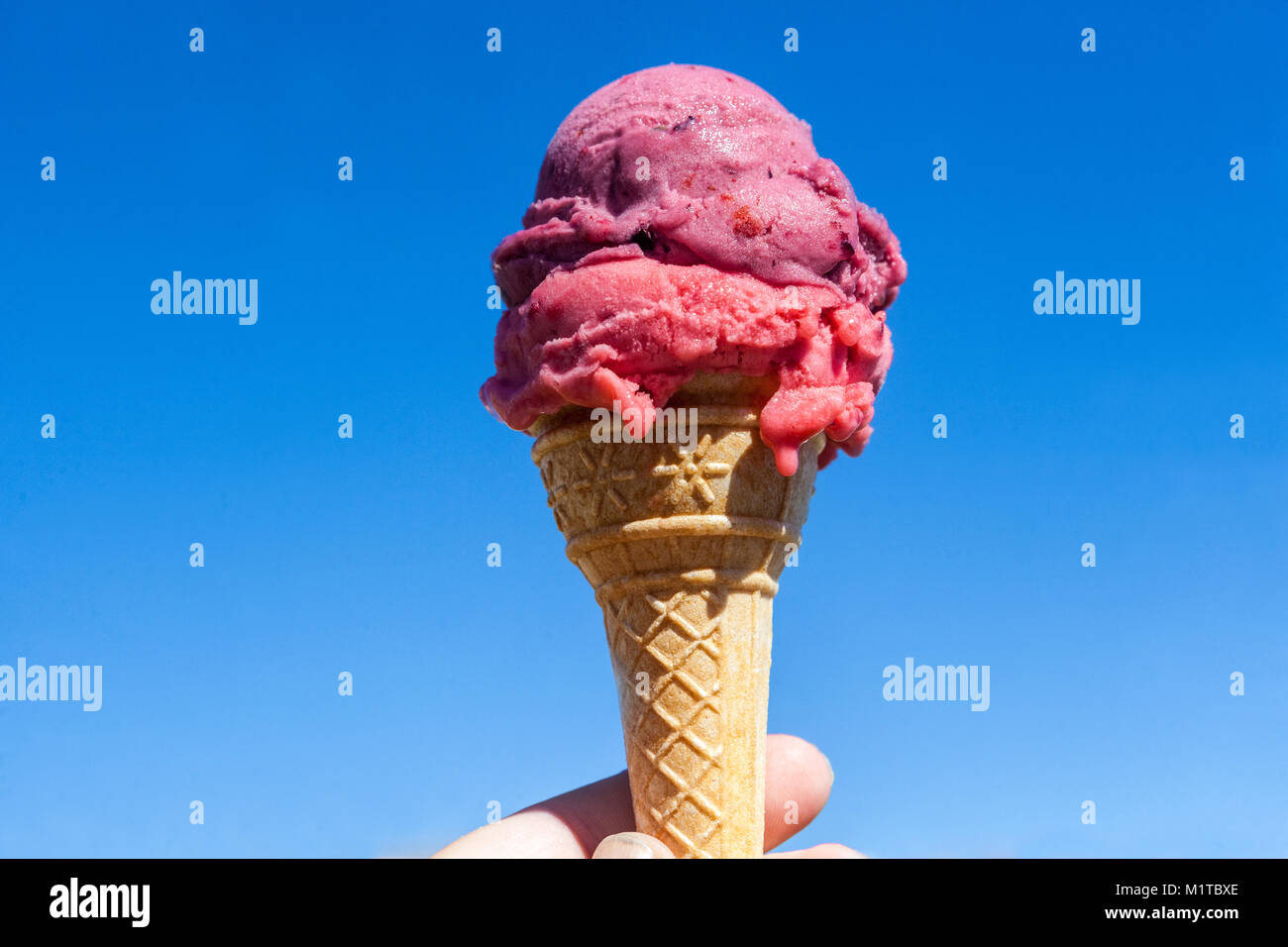 Cornet de crème glacée contre le ciel bleu Banque D'Images