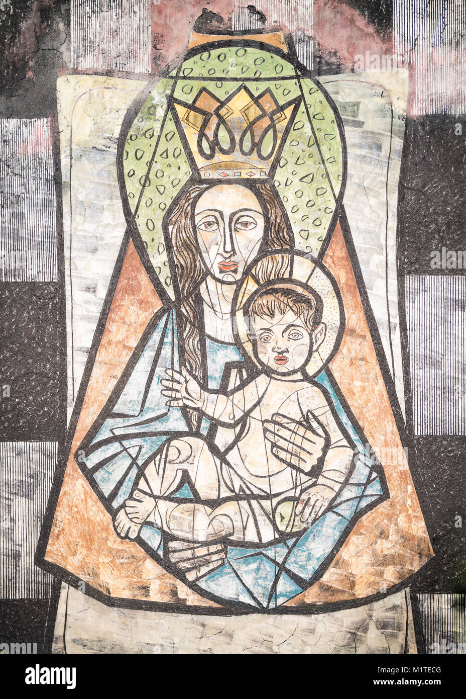 San Candido, Italie - 25 décembre 2016 : la Vierge Marie avec l'enfant Jésus peint sur un mur de l'ancien cimetière de San Candido. Banque D'Images