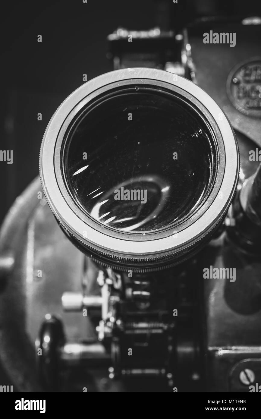 Close up macro de retro vintage projecteur cinéma 35mm film détail de l'objectif, noir et blanc Banque D'Images