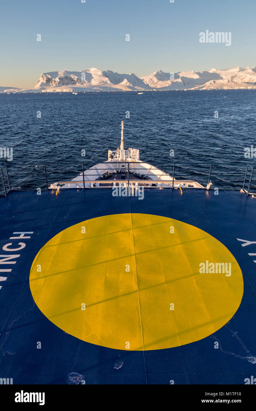 Navire de passagers aventurier océan transporte les skieurs alpinisme à l'Antarctique ; jaune plage avant cercle marqué pour le chargement Banque D'Images