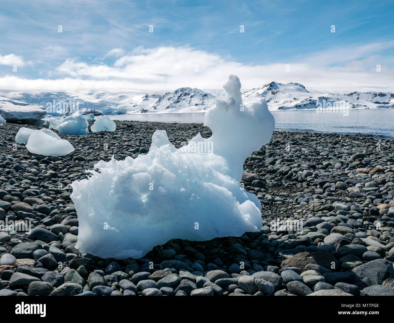 De la neige et de la glace antarctique couverte ; paysage Admiralty Bay ; l'île du Roi George Banque D'Images