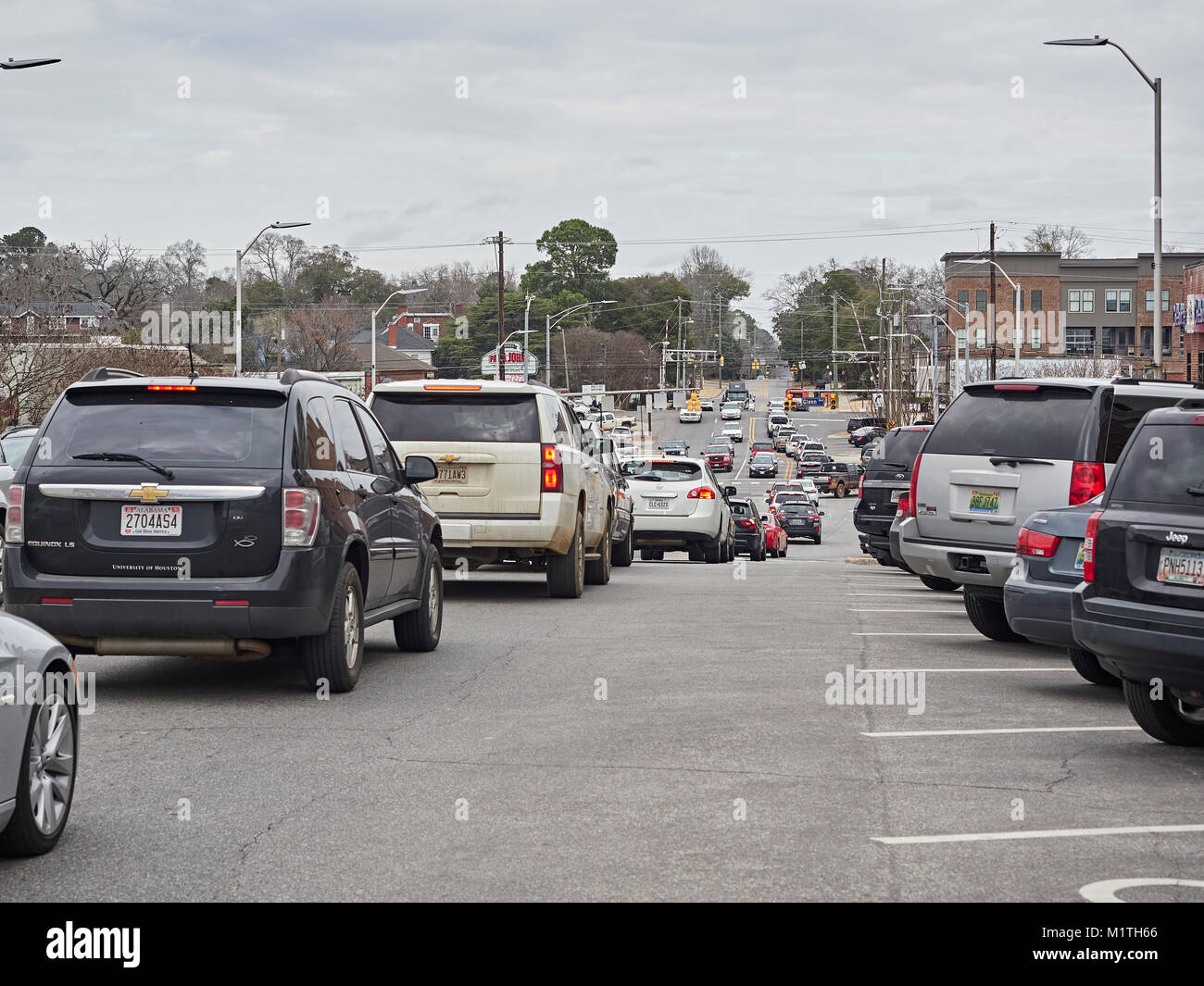 La circulation des véhicules sur la rue College sauvegardés dans une impasse dans la petite ville d'Auburn en Alabama, United States. Banque D'Images