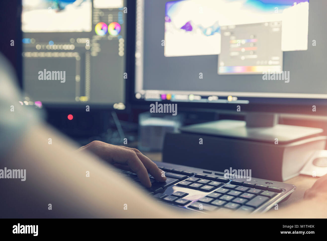 Post-production - homme de faire le montage photo et vidéo sur l'ordinateur Banque D'Images