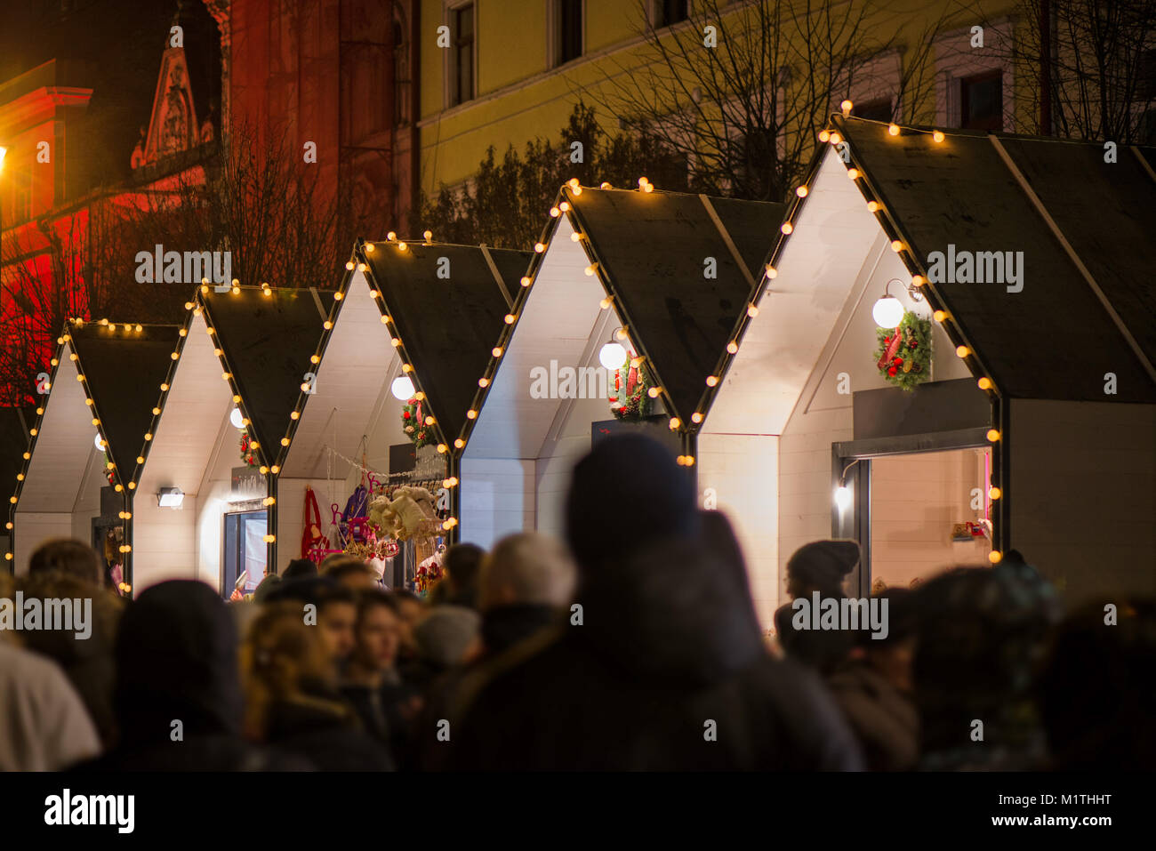 Les Marché de Noël en centre-ville, décorées en bois avec feux lumineux. Les personnes bénéficiant de cas et à la recherche de cadeaux. Beau Noël Banque D'Images