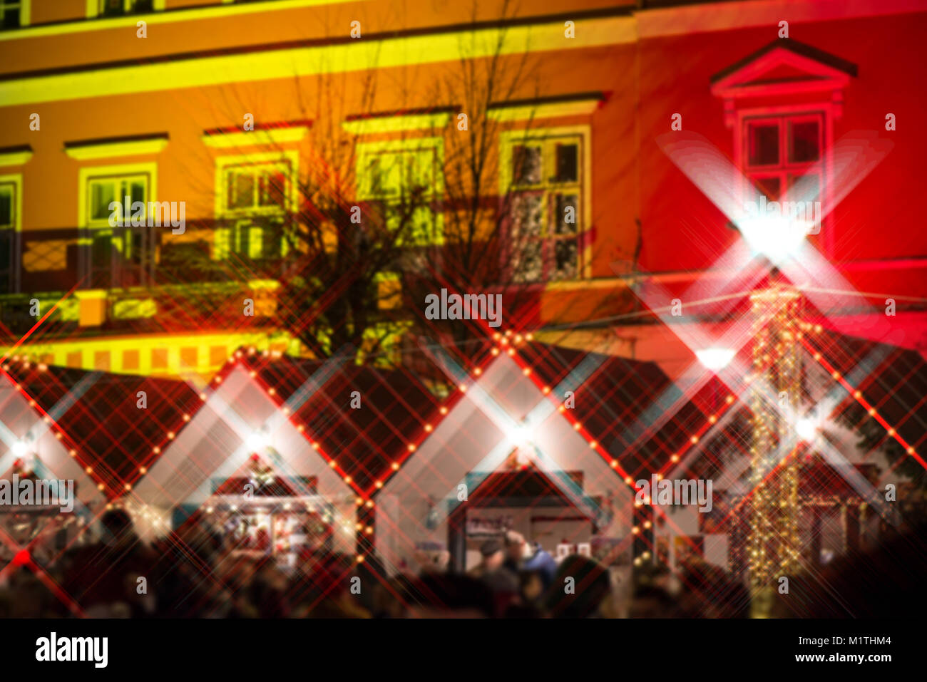 Les Marché de Noël en centre-ville, décorées en bois avec feux lumineux. Les personnes bénéficiant de cas et à la recherche de cadeaux. Beau Noël Banque D'Images