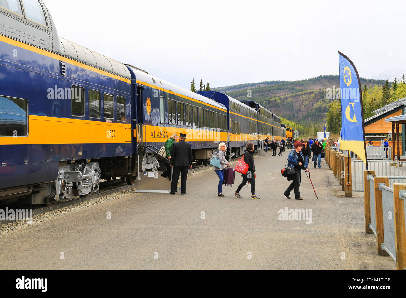 Le Parc National Denali, Alaska, USA - Mai 21, 2017 : l'Alaska Railroad Train s'arrête à la station de Denali. Les sortir de la voitures de chemin de fer. Banque D'Images