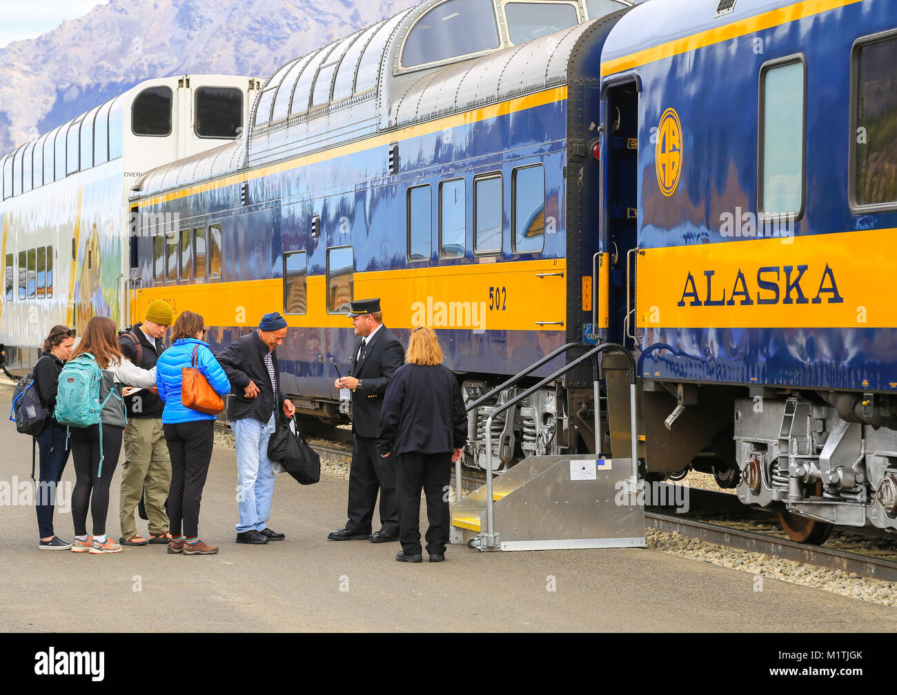 Le Parc National Denali, Alaska, USA - Mai 21, 2017 : l'Alaska Railroad Train en attente à la station de Denali. Obtenez dans l'passager wagon de chemin de fer. Banque D'Images
