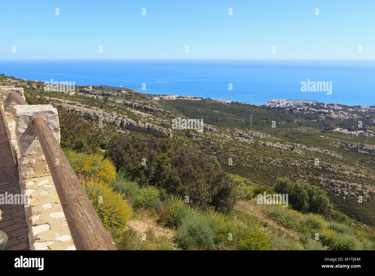 Vue vers le bas de la mer de l'ermitage de Sainte Lucie et Saint Benet, Alcossebre, Espagne Banque D'Images