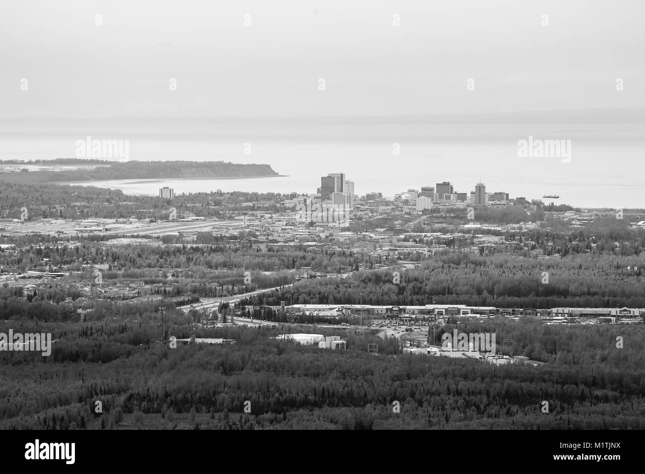 Anchorage, États-Unis - 17 mai 2017 : Salon, La Baie et les toits de Anchorage. Photo prise de la route de la vallée de l'Arctique en noir et blanc. Banque D'Images