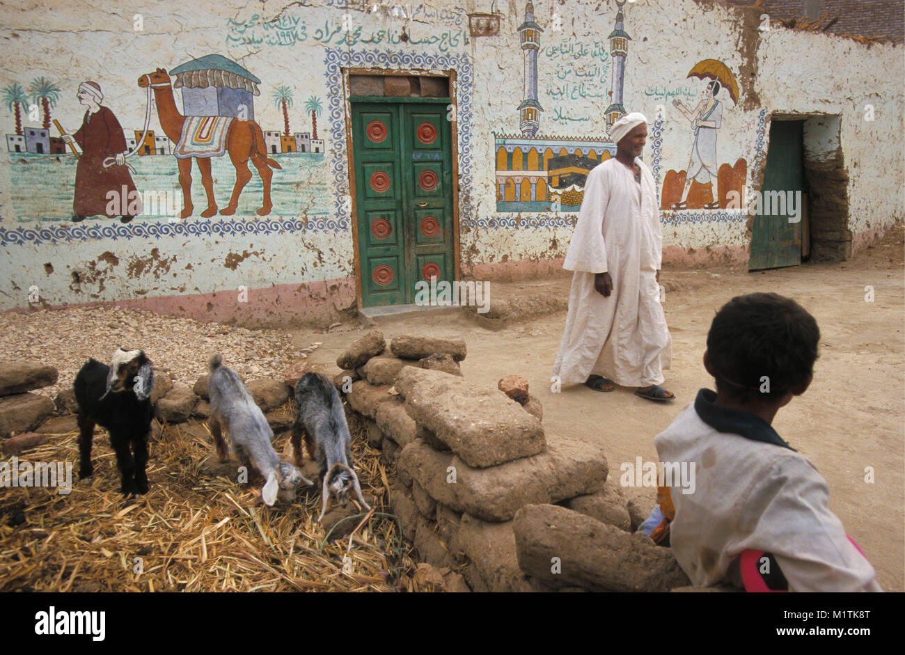 L'Egypte, Louxor. Banque de l'Ouest. Chambre avec mur peint, montrant que quelqu'un de la famille a été sur à La Mecque. Célébrations communautaires Banque D'Images