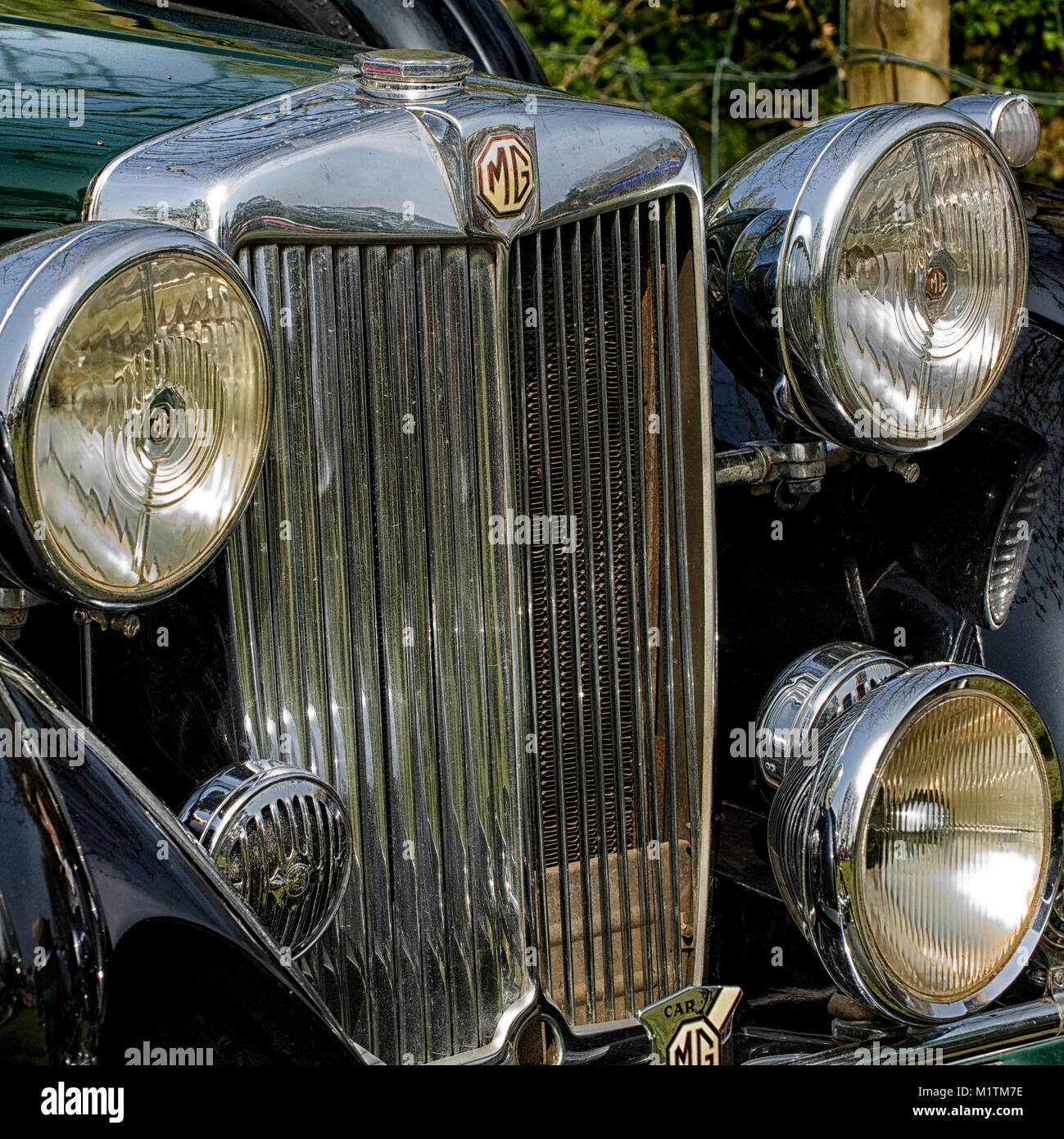 Close up du gril et les phares d'une voiture de sport MG vintage. Banque D'Images