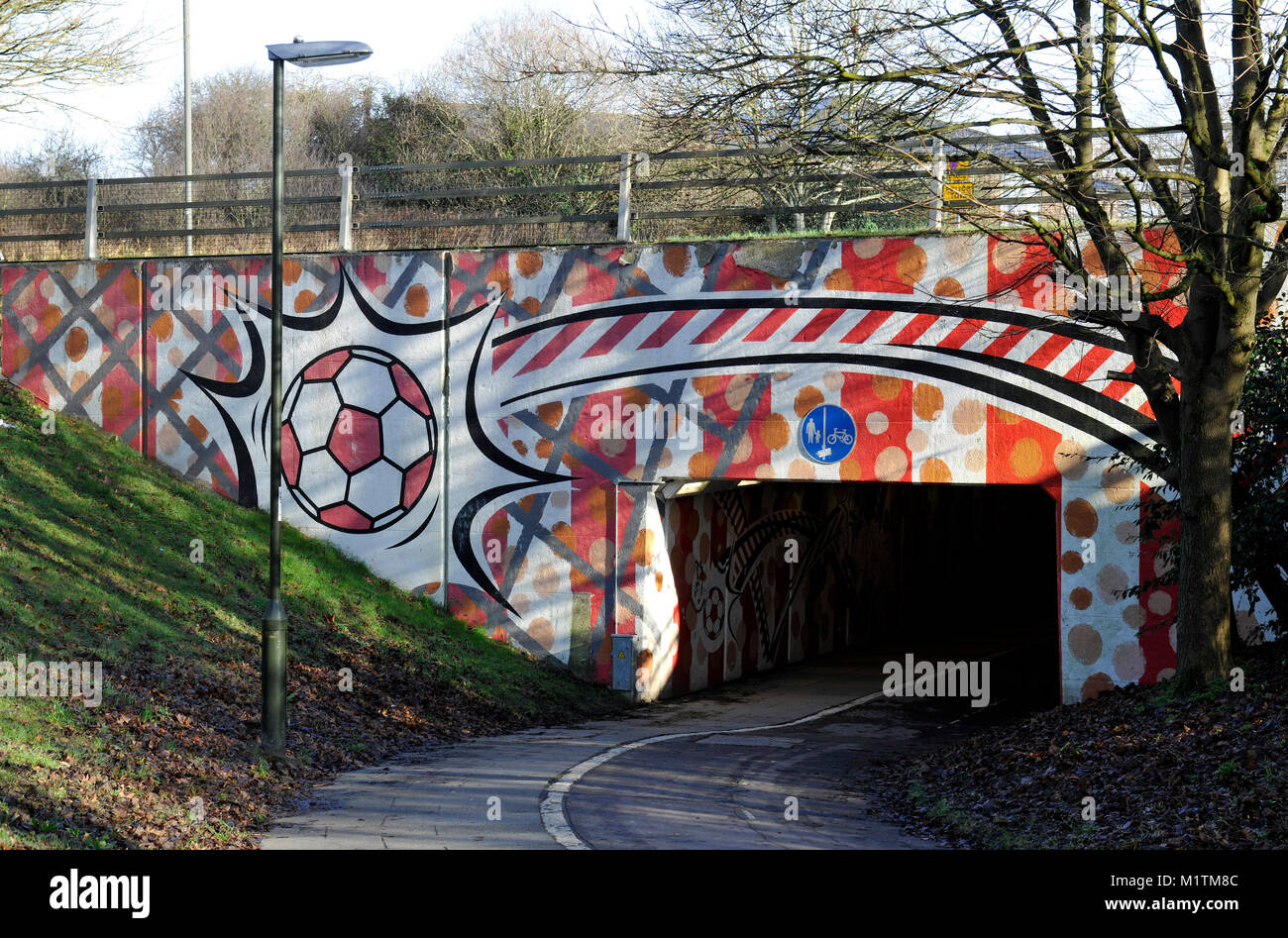 Passage souterrain public près de stade de football de ville de Crawley décorée avec une conception du football, Crawley, West Sussex, Angleterre, Royaume-Uni. Banque D'Images