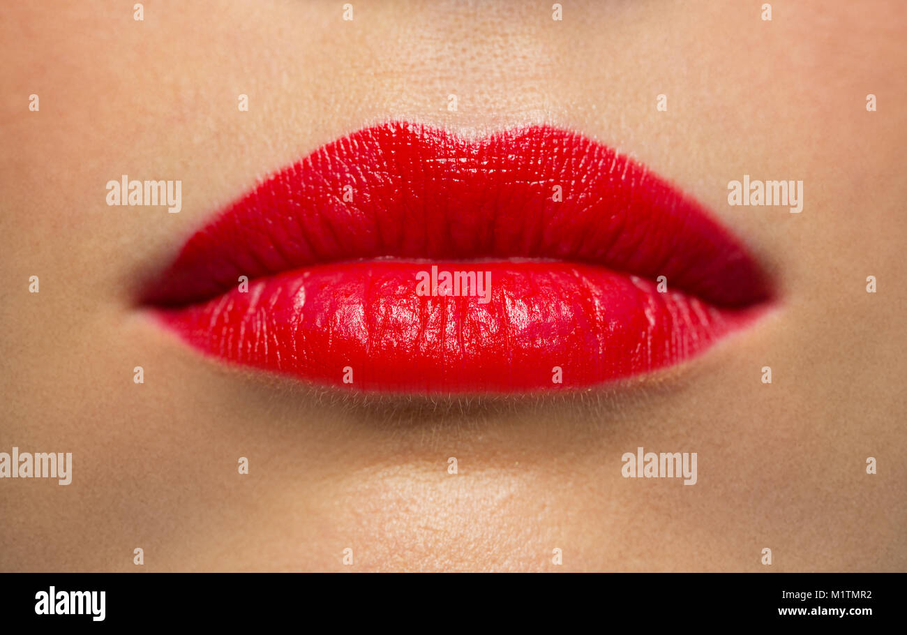 Des lèvres ou de la bouche de femme avec le rouge à lèvres rouge Banque D'Images