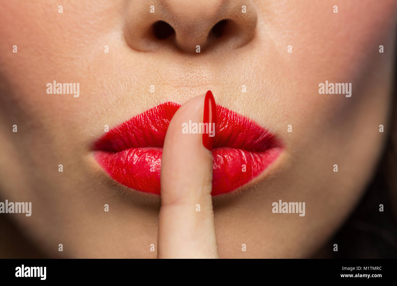 Des lèvres ou de la bouche de femme avec le rouge à lèvres rouge Banque D'Images