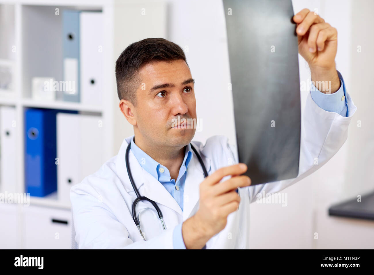 Homme médecin ou chirurgien avec x-ray à l'hôpital Banque D'Images