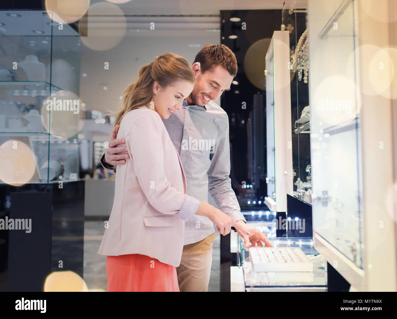 Couple heureux choix d'engagement ring in mall Banque D'Images