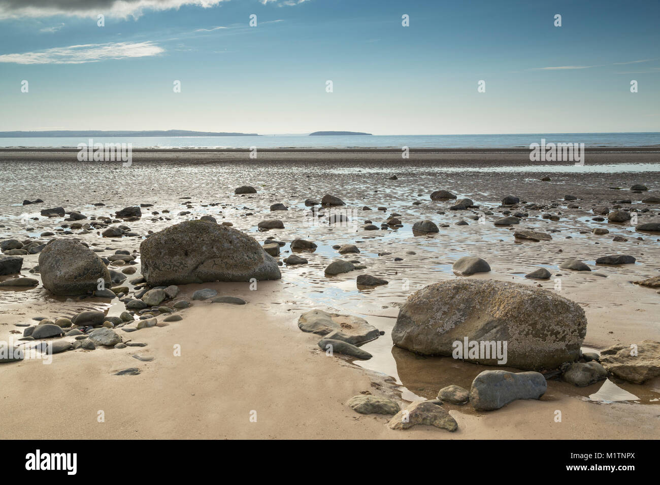 Un arrangement de roches sur une plage dans le Nord du Pays de Galles. Banque D'Images