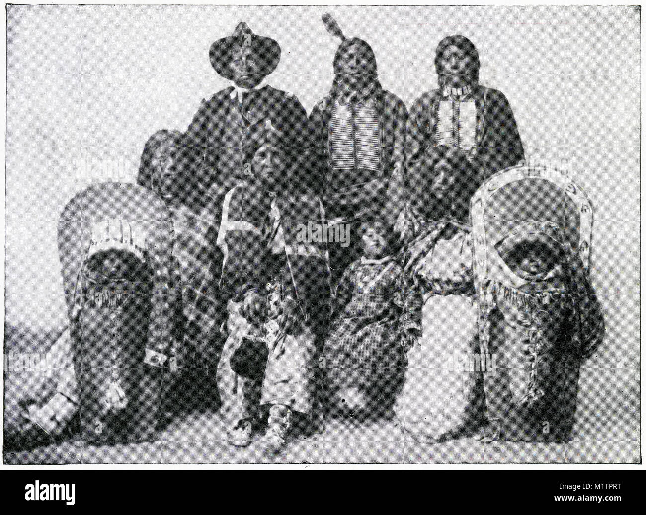 Illustration de demi-teinte d'un chef indien d'Amérique du Nord et sa famille, d'une tribu inconnue, vers 1900. À partir d'une image d'origine dans la façon dont les autres vivent par H. Clive Barnard, 1918. Banque D'Images
