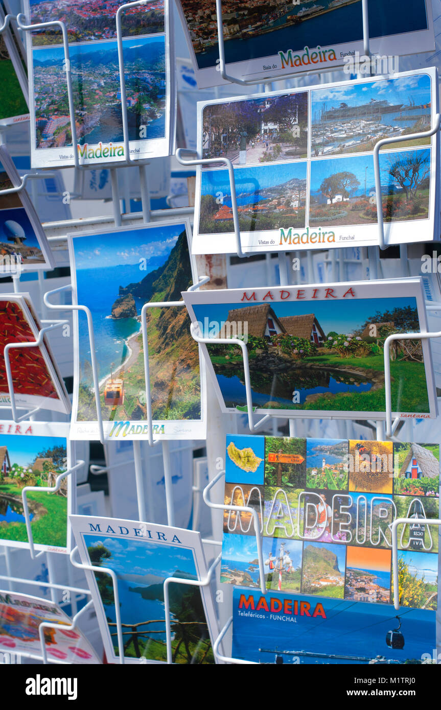 Close-up d'un rack de cartes postales touristiques colorés, Madeira, Portugal - John Gollop Banque D'Images