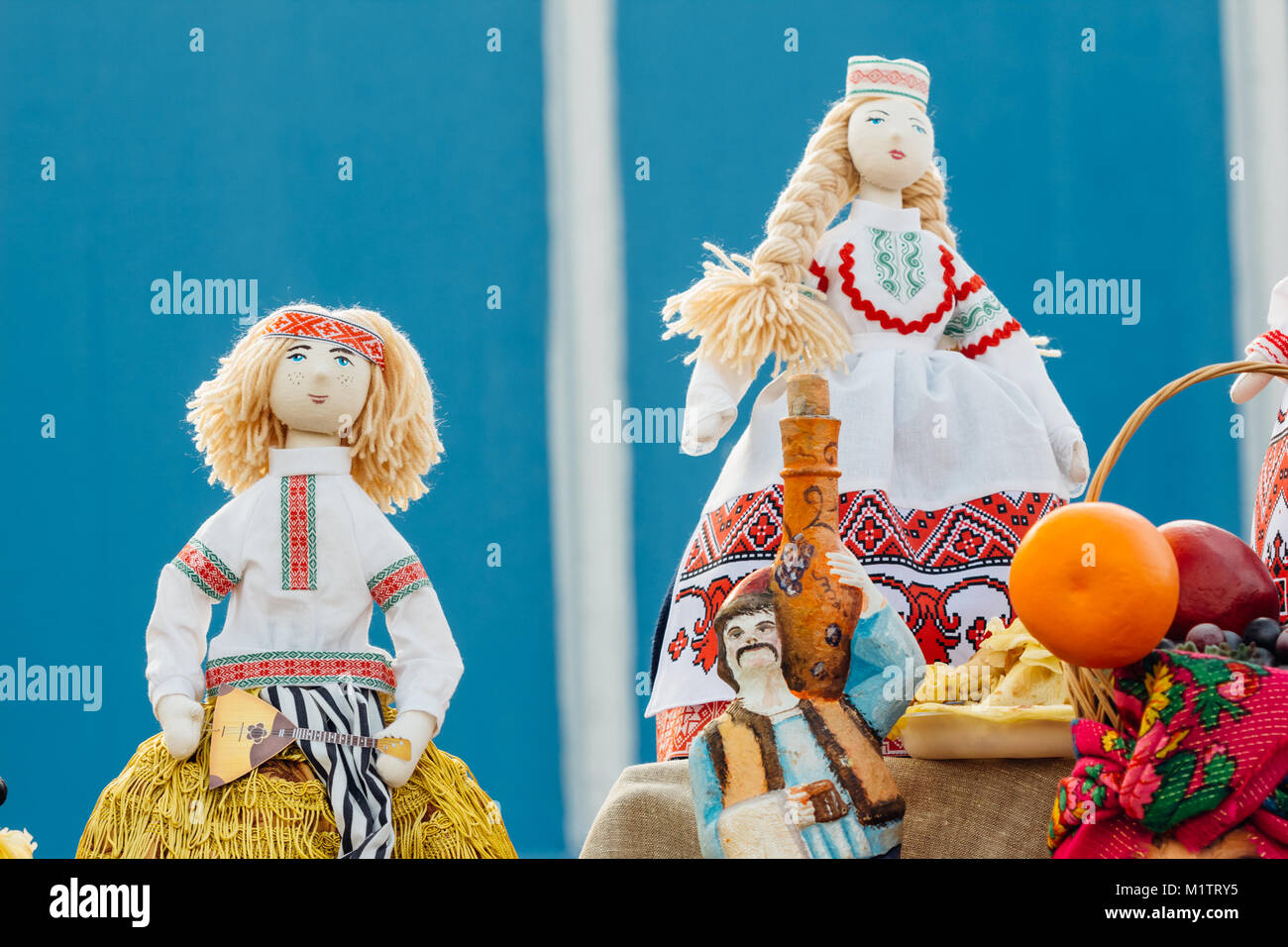 Poupées folkloriques biélorusses. Souvenir du Bélarus en tissu Banque D'Images