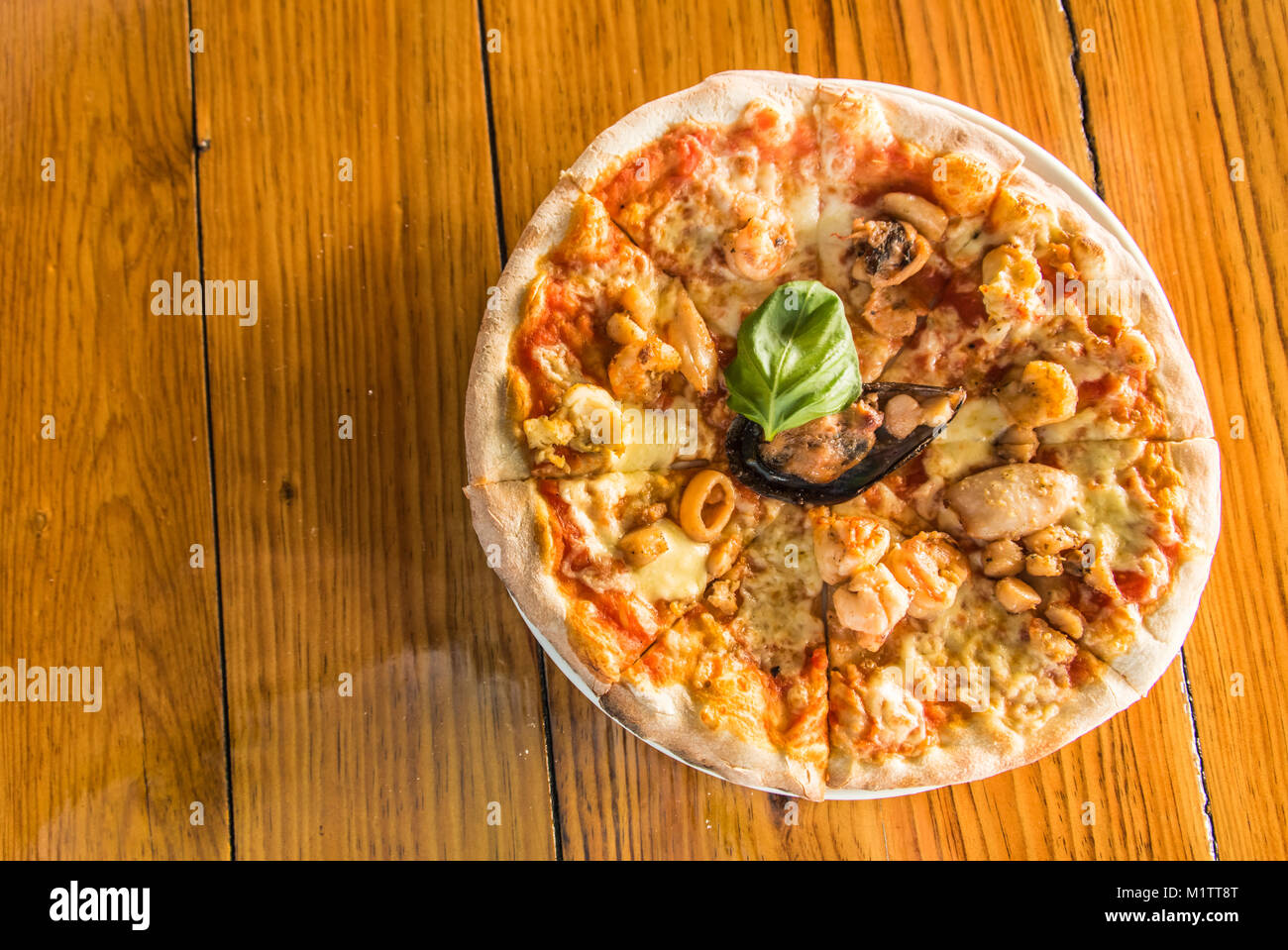 Pizza fruits de mer sur la table en bois Banque D'Images